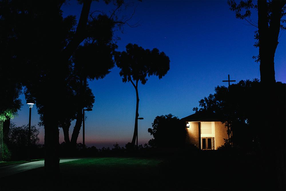 晚上的好牧人教堂山顶是观看迪斯尼乐园烟花的绝佳地点.