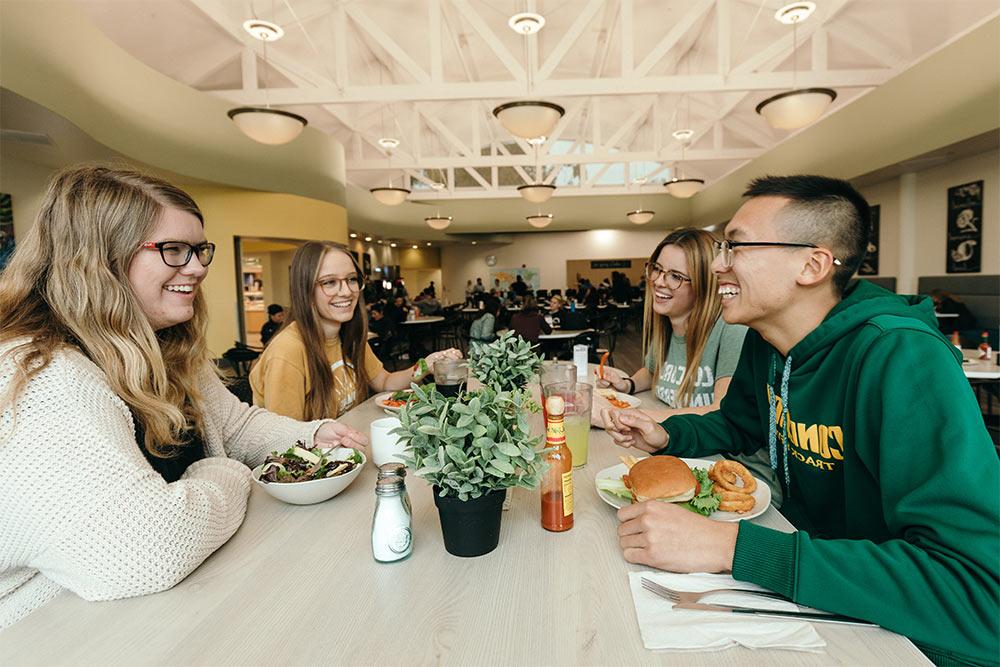 学生们在康考迪亚学生会新装修的食堂享用午餐.